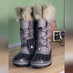 Sorel Kids Gray and Black Fur-Lined Boots NWT Size 1 Winter Snow Cold Weather